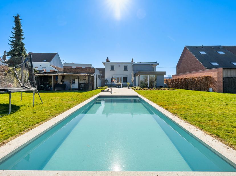 Karaktervolle woning met zwembad, 4 slaapkamers en grote tuin te koop in Wevelgem!&lt;br /&gt;
Ben je op zoek naar ruimte, licht en charme? Deze prachtige e