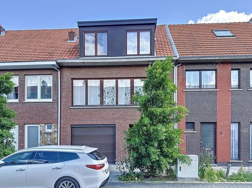 Op zoek naar een instapklare woning met charme én een centrale ligging?&lt;br /&gt;
Deze beletagewoning in een rustige, kindvriendelijke buurt op wandelafst