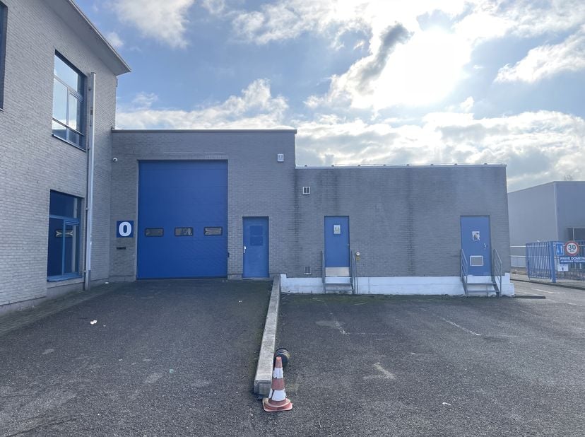 Ontdek dit uitstekend gelegen magazijn van ca. 1.318 m² in Aartselaar, perfect gesitueerd op de verbindingsweg tussen de E19 en A12, met uitstekende z