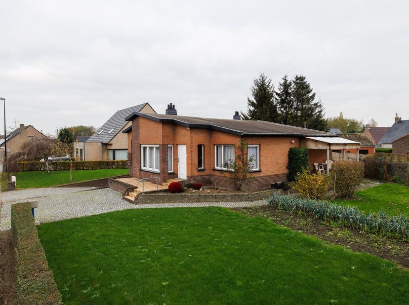 In het dorp van Sint-Jan-in Eremo bevindt zicht deze mooie en goed onderhouden bungalow op een breed perceel van ca. 39m. De woning werd gebouwd in 19