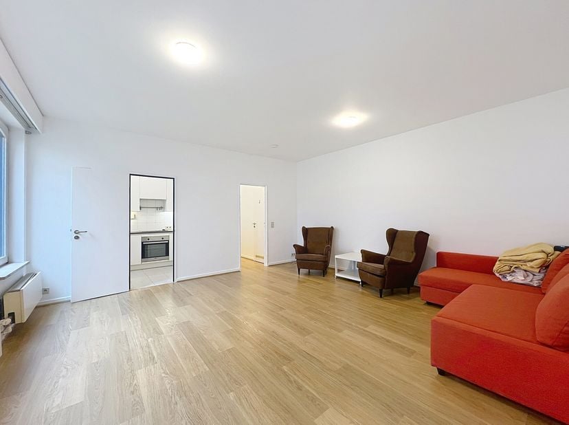 CEE/ BRUXELLES : charmant duplex se composant comme suit ; un séjour/salle à manger, une cuisine super-équipée, une chambre, une salle de bains. WC sé