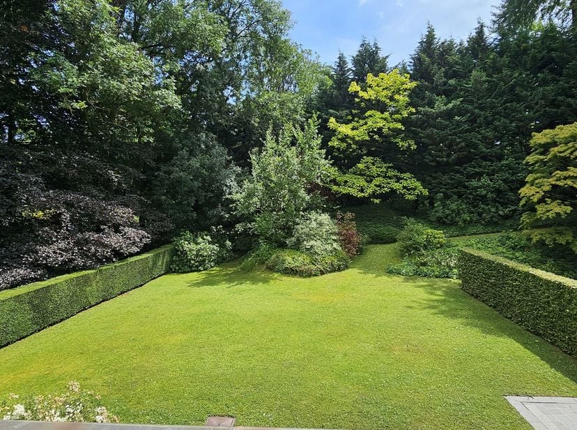 UCCLE. APPARTEMENT-VILLA. En intérieur d&#039;îlot, sublime rez-de-chaussée dans une résidence de standing à l&#039;abri des regards. Ce duplex se compose d&#039;un