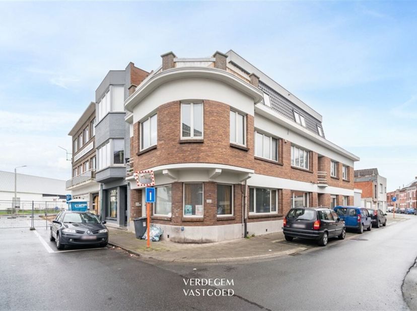 Ligging&lt;br /&gt;
In de nabije omgeving bevinden zich het busplein en belangrijke invalswegen waardoor de bereikbaarheid gegarandeerd is. &lt;br /&gt;
Ook schol