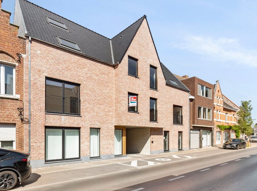 Deze ruime nieuwbouwappartement biedt een grote lichtrijke leefruimte met een uitgeruste keuken, 2 SLPKS en zongerichte terras&lt;br /&gt;
APPARTEMENT TE KO