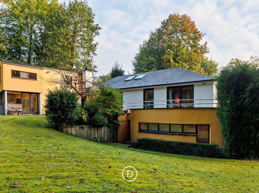 Découvrez cette villa excentrique, entourée de verdure, cette maison offre la possibilité de combiner vivre et travailler de manière agréable.&lt;br /&gt;
L