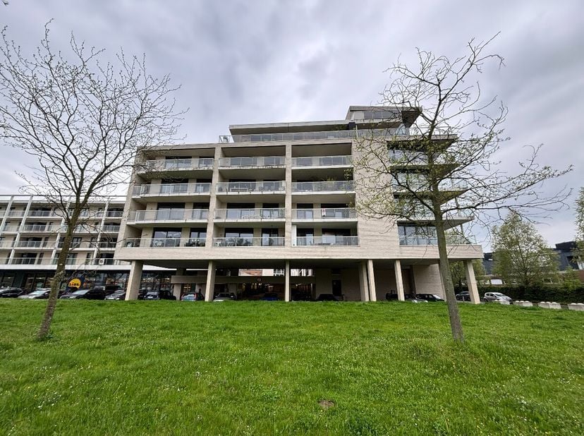 Autostandplaats (nr. 103) is gelegen op een toplocatie tussen de grote en kleine ring van Hasselt, in de residentie &#039;Hassaporta&#039;.Voor meer info ga naa