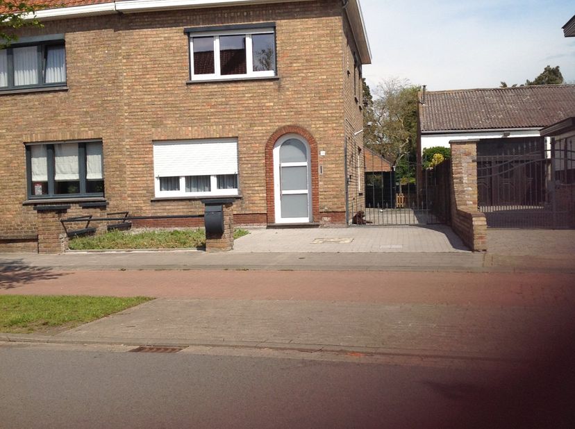 Deze koppelwoning ligt in het hartje van Sint-Andries. Het huis is centraal gelegen tussen verschillende winkels (Brico, Carrefour,...), bakker, beenh