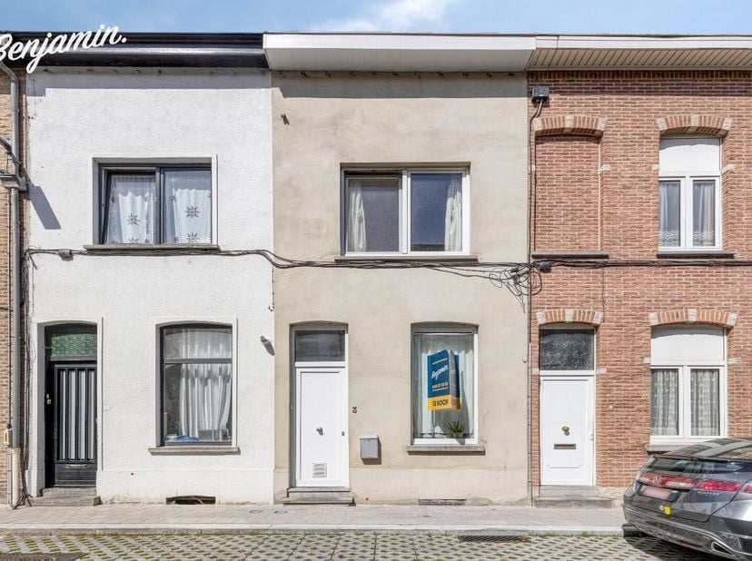 - Emplacement idéal dans le centre de Courtrai, près de la Lys (Schaekenstraat 3)&lt;br /&gt;
- Espace de vie avec cuisine pratique&lt;br /&gt;
- Cave et débarras