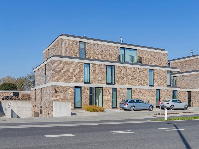 MASSEMEN - Dit volledig instapklaar appartement met EPC label A heeft een oppervlakte van ca. 74m² en vindt u in een nette residentie op 1 km van de d