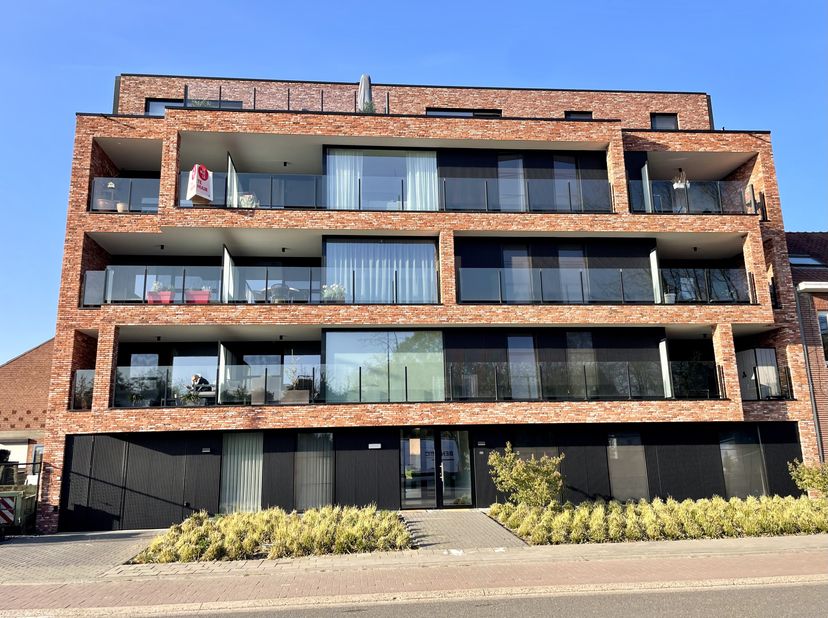 Dit recent appartement is zeer gunstig gelegen, het heeft een goede aansluiting naar zowel het centrum van Hasselt alsook de autostrade. Het apparteme