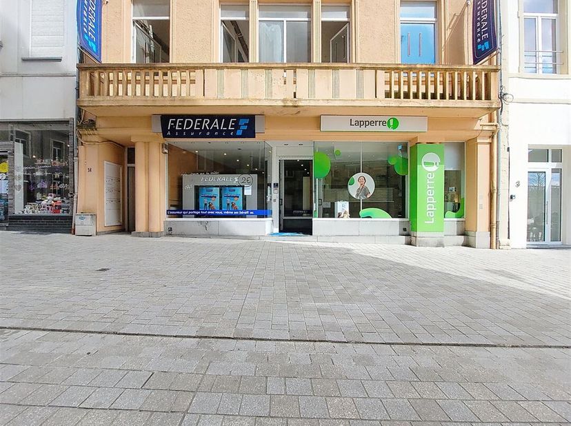 W Immobilière vous propose ce commerce idéalement situé en plein centre dArlon, à deux pas de la place Léopold. Ce bien offre une belle visibilité grâ