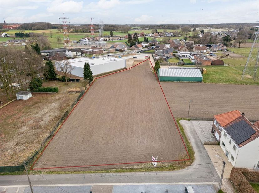 Landbouwgrond van 45a in Bree&lt;br /&gt;
De grond is makkelijk bereikbaar en is gelegen aan de Kromstraat in Bree, een zijstraatje van de Peerderbaan. &lt;br