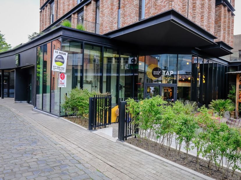 Dit moderne handelspand is gelegen in hartje Hasselt aan de drukste en gezelligste straten van Hasselt ; nl. tussen de Raamstraat en de Zuivelmarkt. 