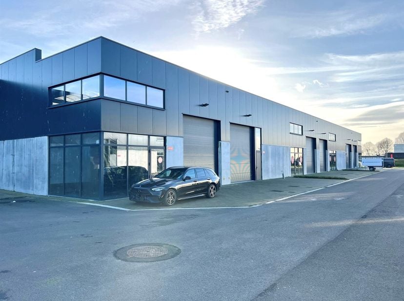KMO-unit gelegen in MOENPARK, mooi HOEKgebouw (genietend van VISIBILITEIT) met een oppervlakte van 265m² en 2 privatieve parkeerplaatsen te koop. Vlot