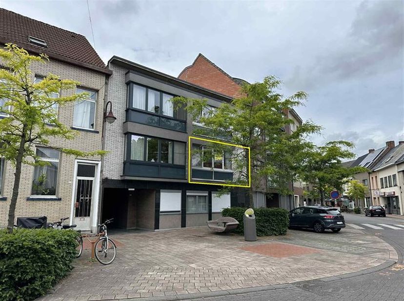 In het hart van Duffel-Oost vindt u dit instapklare appartement op de eerste verdieping, ideaal gelegen in een rustige straat maar toch vlak bij winke