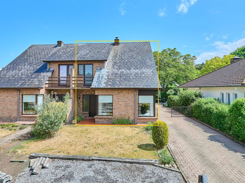 Deze halfopen woning met 3 slaapkamers en een garage is gelegen in een rustige straat. Ook op wandelafstand van de basisschool, dichtbij de bushalte e