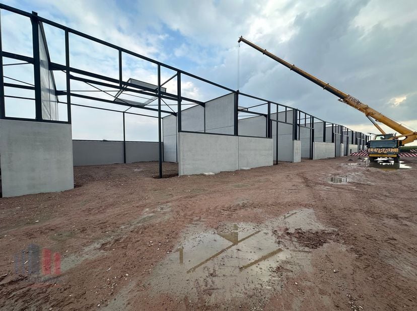 Nieuwbouw KMO-unit te koop met een oppervlakte van 175 m² en 2 privatieve parkeerplaatsen te koop. De loods maakt deel uit van het gloednieuwe nieuwbo