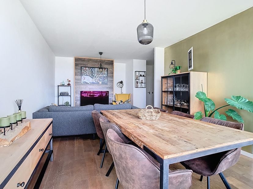 Cet appartement meublé prêt à emménager avec 2 chambres et terrasse à louer bénéficie d&#039;un emplacement central à Anvers.&lt;br /&gt;
Disposition:&lt;br /&gt;
- Ha