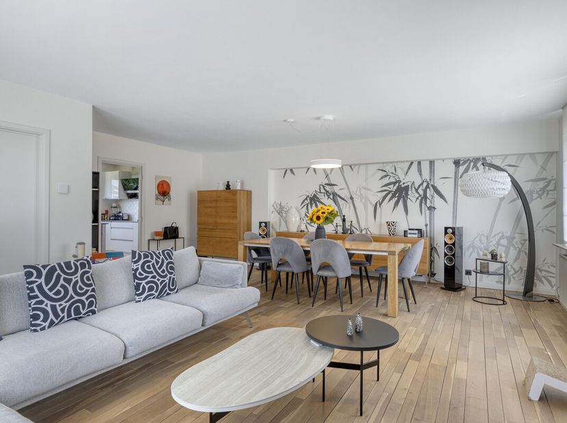Dit huis is gelegen tussen het bruisende centrum van Strombeek-Bever en de levendige handelskern van Mutsaard / De Wand in Laken en op slechts 5 min v