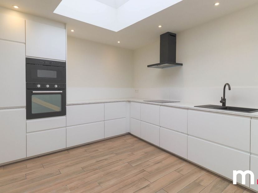 Bent u op zoek naar een ruime, moderne woning met oog voor detail in Kortrijk? Dan is deze prachtige woning wellicht wat u zoekt! Deze stijlvolle woni