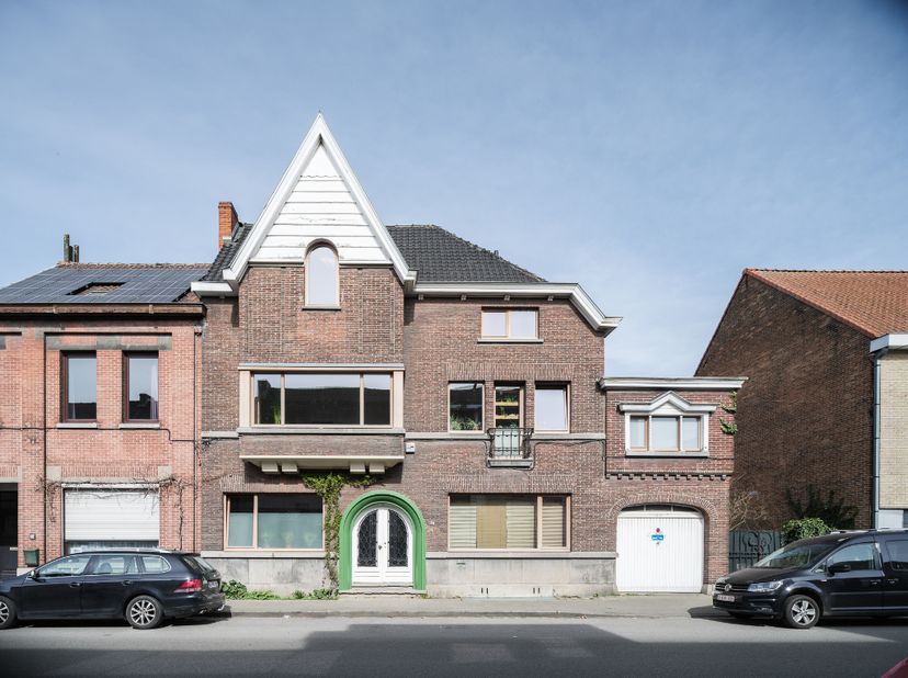 Wondelgem - Ruime (397 m2 bvo) en karaktervolle, op te frissen burgerwoning met art-déco elementen en prachtige tuin op een boogscheut van het Centrum