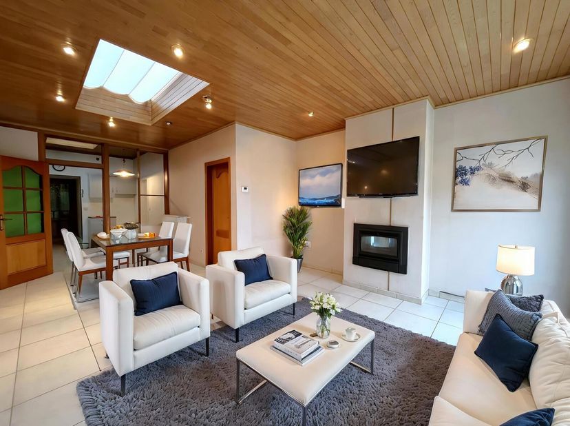 Vlakbij het centrum van Eeklo vinden we deze verrassend ruime woning met een grote garage (36 m²) en zij-ingang. Indeling: inkomhal met centrale hal e