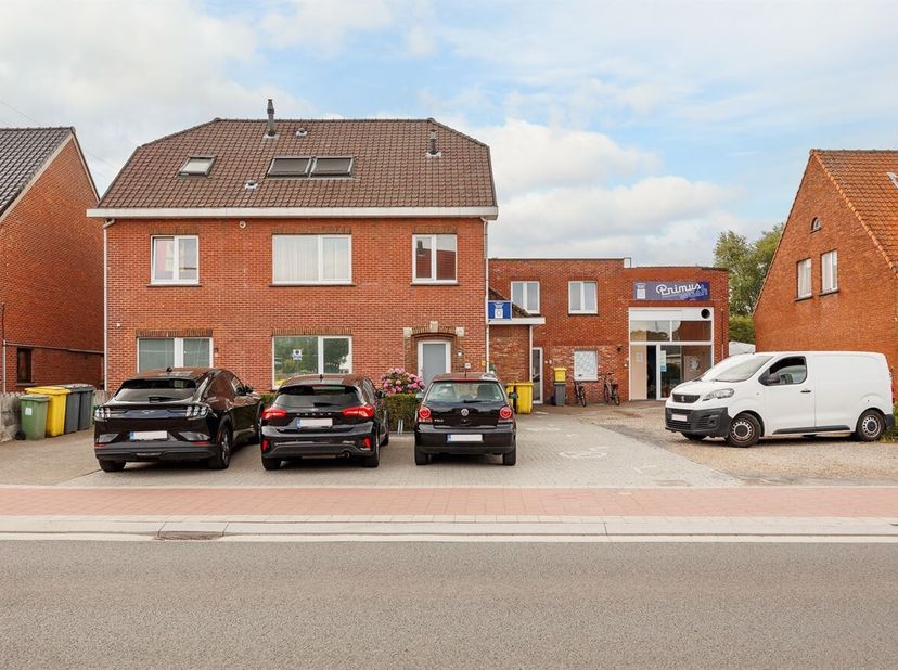 Opbrengsteigendom van 5 appartementen en handelspand, op een perceel van ca. 1413m², op wandelafstand van het centrum van Beerse.Het eigendom heeft ee