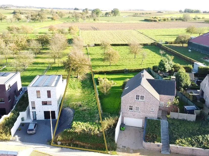Deze bouwgrond, met een oppervlakte van 499 m², is bestemd voor een halfopen bebouwing en behoort tot een kleine verkaveling van 6 loten, gelegen in V