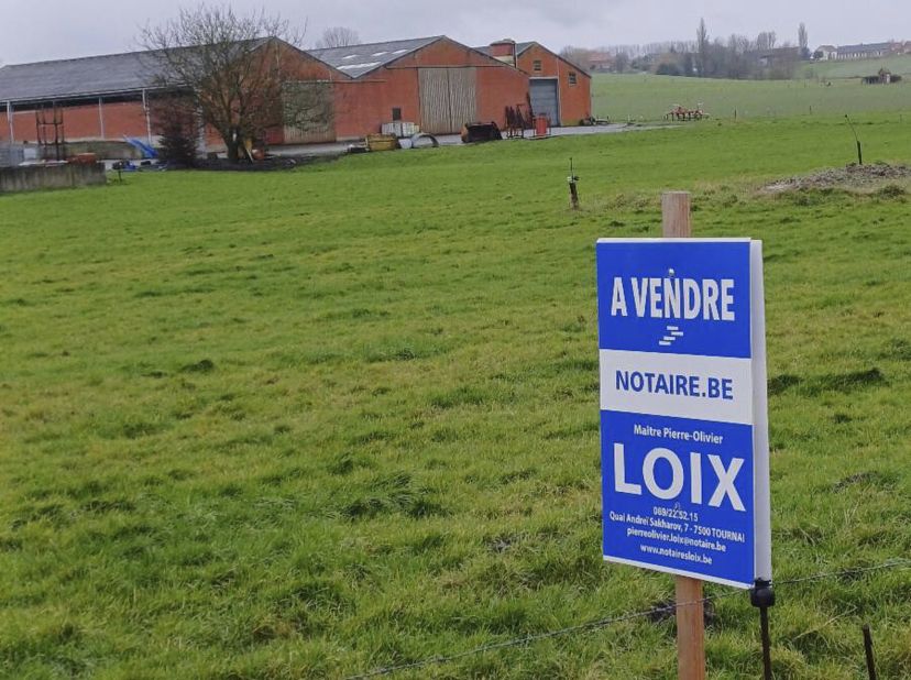 PARCELLES DE TERRES. &lt;br /&gt;
 &lt;br /&gt;
Ville de Tournai (Mourcourt) - septième division  &lt;br /&gt;
Des terres sises au lieu-dit « village » cadastrées ou l&#039;