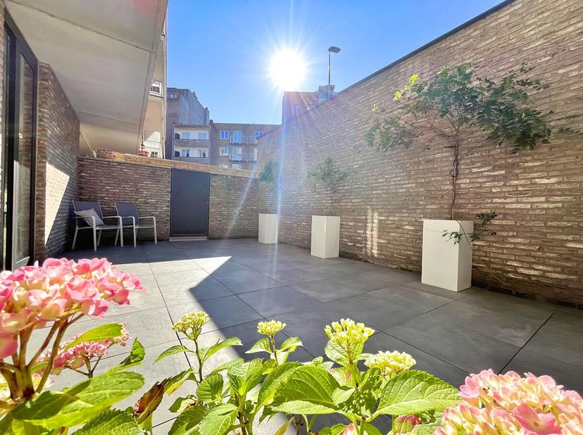 In de recente residentie &#039;Ten Berghe&#039; te Knokke, vinden we dit prachtig en ruim appartement te koop. Het appartement bevindt zich net achter de Zeedij