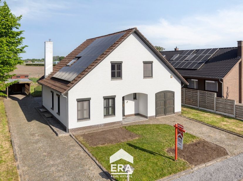 Deze zéér ruime woning in Meeuwen (Oudsbergen) is gelegen op een prachtige, groene locatie nabij het Gestel. Omgeven door groen en met een vrij uitzic