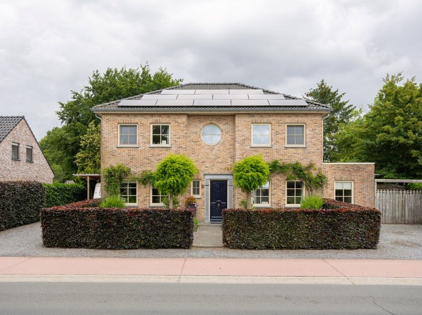 IN OPTIE - Deze instapklare, statige woning met een groene omgeving staat te koop!&lt;br /&gt;
Deze woning gelegen te Grote Heide in (Neer)Pelt op 6km van d