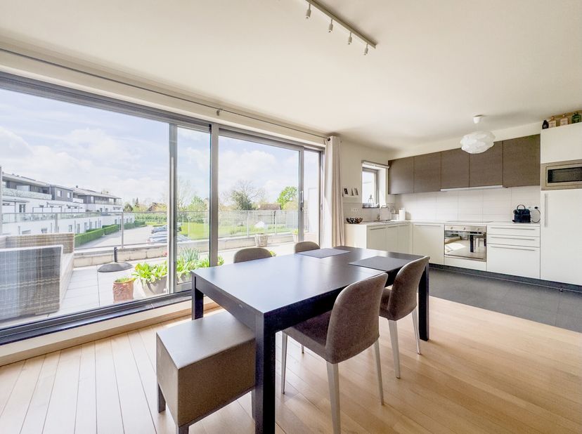 Op zoek naar een moderne en comfortabele thuis in Waregem? Dit charmante 2-slaapkamerappartement, gelegen op de Churchillaan 87B bus 11, biedt alles w
