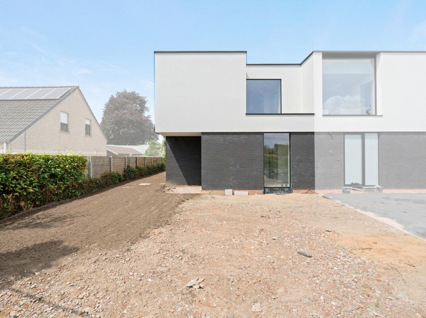 Possibilité dachat avec le taux de TVA réduit de 6% au lieu de 21% ! Cette maison est située dans le village champêtre de Baaigem, section de la commu