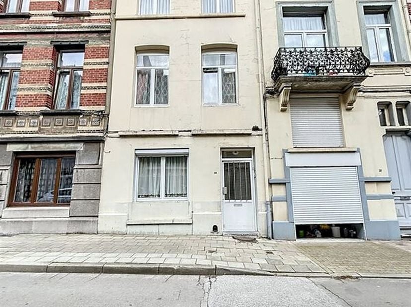 A proximité de la station Simonis - Maison de 6 chambres avec cour de  +/- 200m² composé comme suit : Au Rez-de-chaussée / 3 étages :Un hall d&#039;entrée,