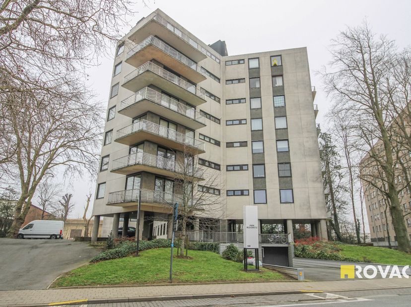 Verzorgd appartement op de 5de verdieping van het gebouw.  Op wandelafstand van het station en het stadscentrum.  Bestaande uit een inkom met ingebouw