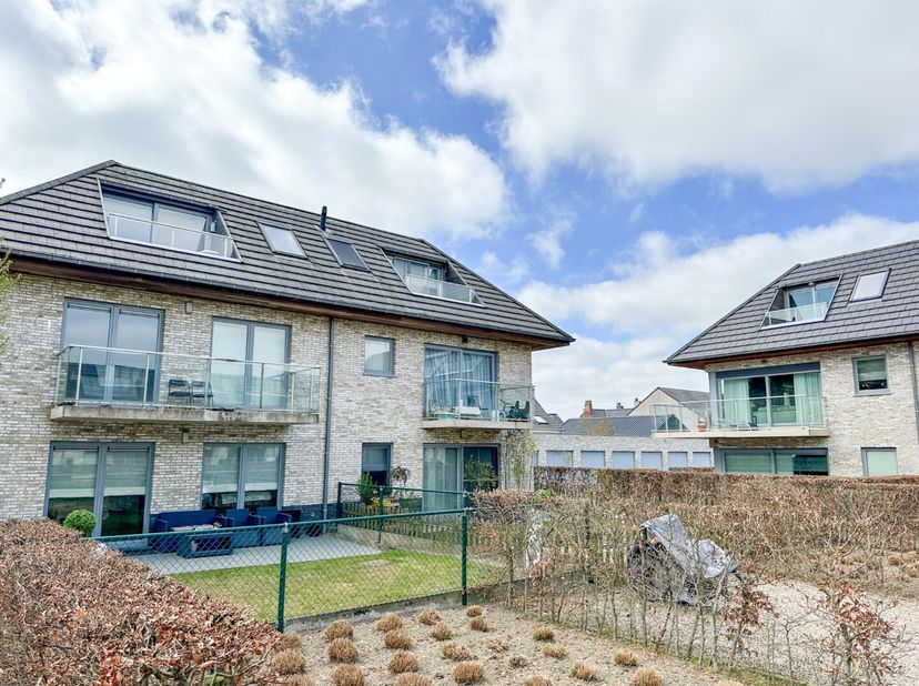 Modern dakappartement op de 2de verdieping van een stijlvolle Residentie op rustige ligging aan de kerk van Wijnendale-Torhout.&lt;br /&gt;
Met de 2 private