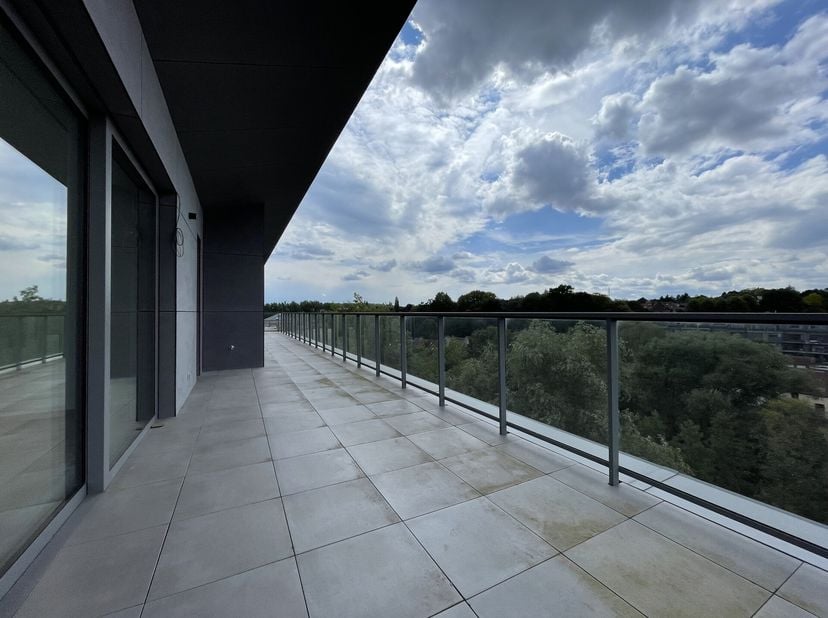WOLUWE-SAINT-LAMBERT, à proximité du shopping et du métro Roodebeek. Beau PENTHOUSE NEUF (3ch/3sdb) de 205m² avec une terrasse (150m²). Situé au 7ème
