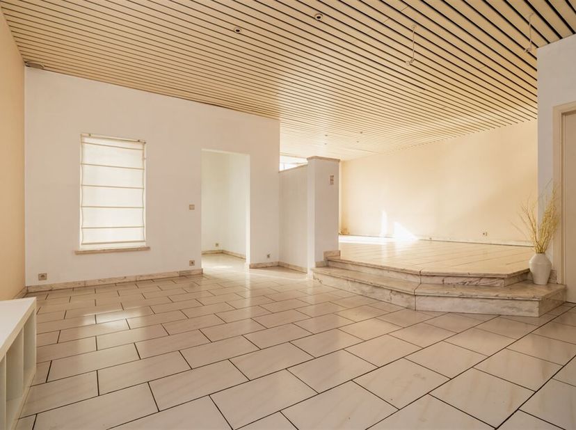 Ruime halfopen bebouwing met 4 slaapkamers en commerciële mogelijkheden&lt;br /&gt;
Deze veelzijdige woning combineert wonen en werken op een ideale locatie