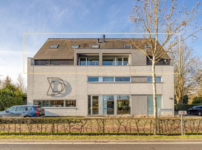 RUIM KANTOOR MET EEN OPPERVLAKTE VAN MAAR LIEFST 256 M2, 30m2 OPSLAGRUIMTE EN 42M2 TERRAS, OP ZICHTLOCATIE TE HASSELT (NET BUITEN DE GROTE RING)&lt;br /&gt;
