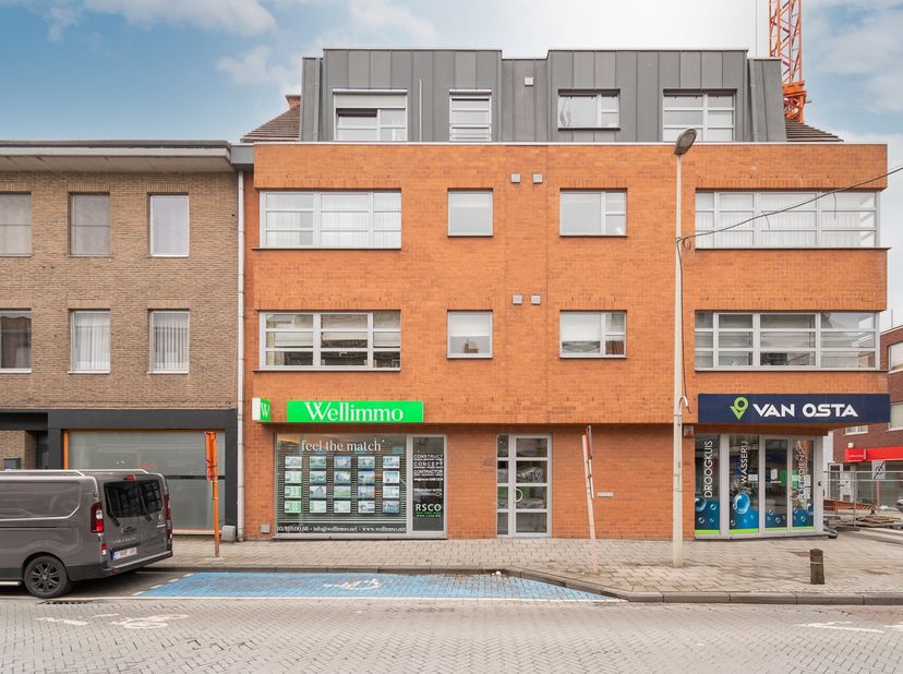 Handelspand gelegen op gelijkvloers en niveau -1 (totale opp 197m2) in winkelstraat centrum Aartselaar zijnde uiterst geschikt als kantoor, winkelruim