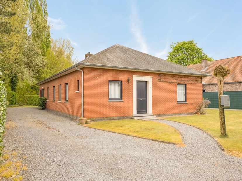 Exclusieve gelijkvloerse karakterwoning op een unieke, rustige locatie in een prestigieuze villawijk in Godsheide – Bokrijk te Hasselt. Deze woning ad
