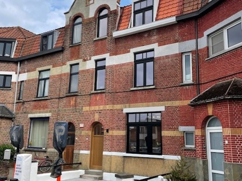 Totaalrenov 4 ruime slpkrs, bureau, voortuintje, EPC A&lt;br /&gt;
Achter deze fraaie voorgevel bevindt zich een zeer ruime en hippe totaalrenovatie. Via ee