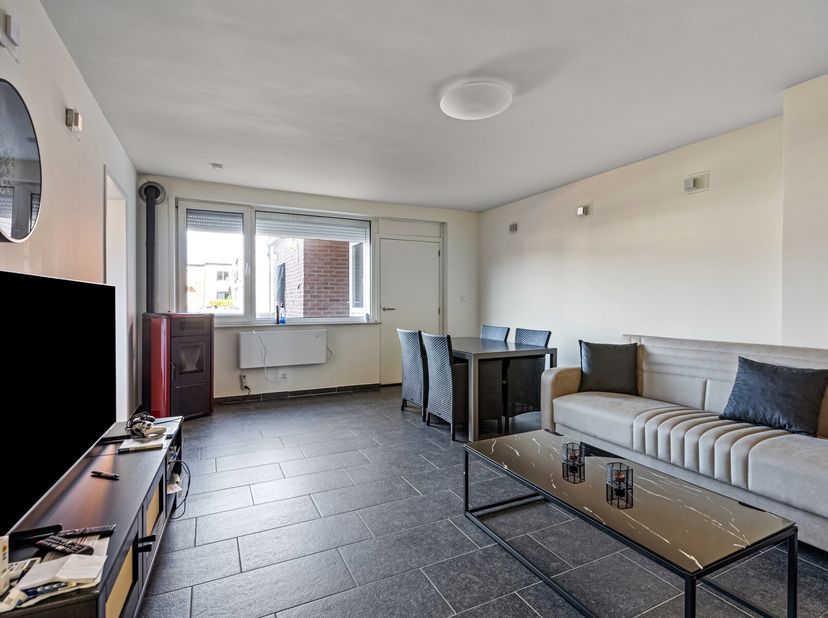Stijlvol wonen in Genk? Dit is jouw kans!&lt;br /&gt;
Welkom in dit prachtig gerenoveerd 2-slaapkamerappartement dat charme, comfort én gemak uitstraalt. Ge