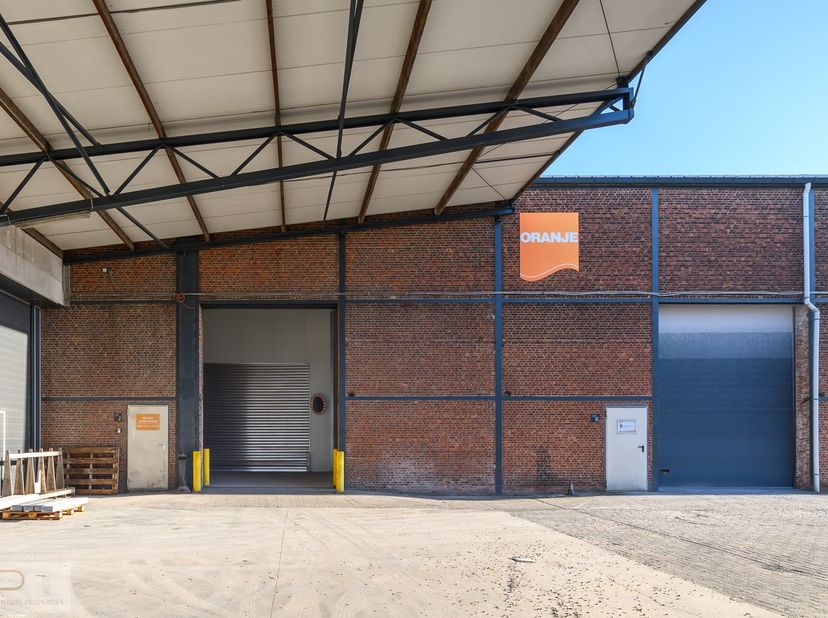 Dit magazijn ligt in industriepark AQUAPOLIS langsheen de vernieuwde Metropoolstraat. De ligging garandeert een ideale uitvalsbasis voor uw activiteit