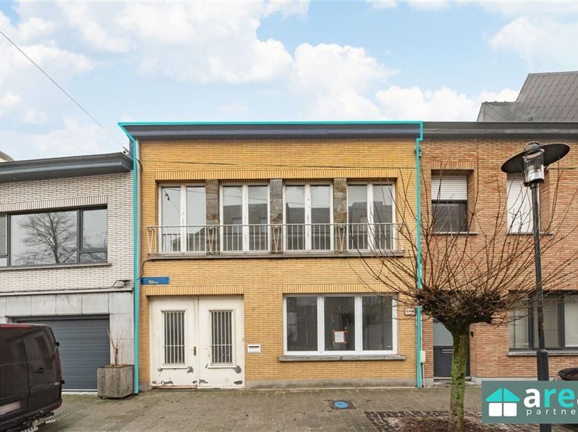 Vlak aan het centrum in het hartje van Wommelgem vinden we dit interessant handelspand met tuin terug. Het betreft een handelshuis met op het gelijkvl