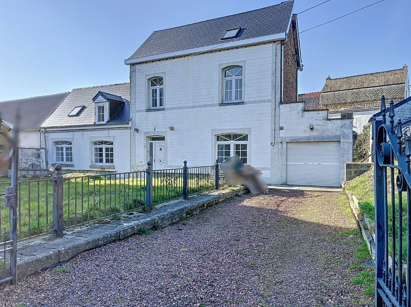 Agréable habitation 3 façades avec jardin et garage idéalement située dans le charmant village de Brugelette sur une parcelle de +/- 5a 40ca à quelque