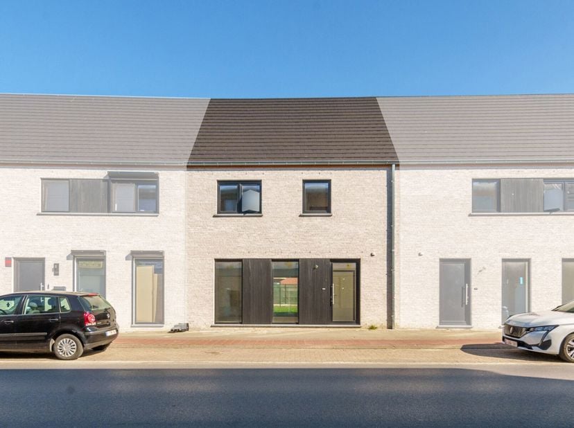 Ruime moderne nieuwbouwwoning met een gevelbreedte van 7,3 meter combineert hedendaags wonen met een kwalitatieve afwerkingsgraad.&lt;br /&gt;
Via de inkomh
