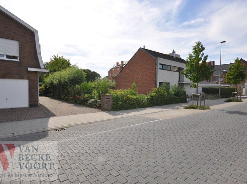 Rustig gelegen bouwgrond te Oostende/Mariakerke - kindvriendelijke villa-omgeving - 365 m² grondoppervlakte - 10,50 meter gevel - geschikt voor half o