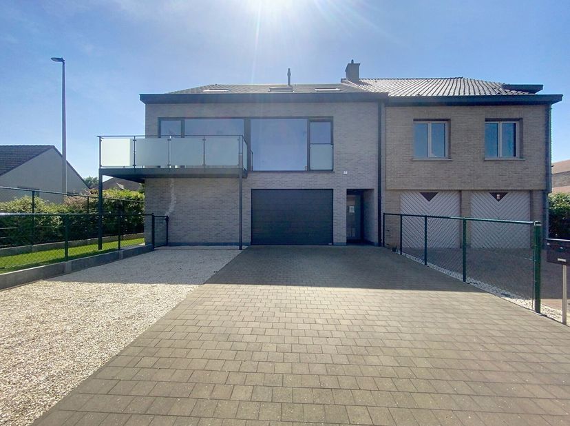 Plan je afspraak in via www.living-stone.be&lt;br /&gt;
Rustig gelegen nieuwbouw duplex appartement met 3 kamers.&lt;br /&gt;
Gelegen op de 1e en 2e verdieping (z